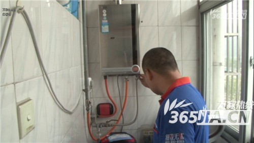 万和售后为朱女士检测热水器