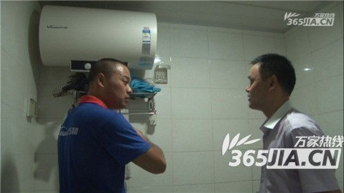 万和售后正在为刘师傅讲解电热水器的安全使用规范